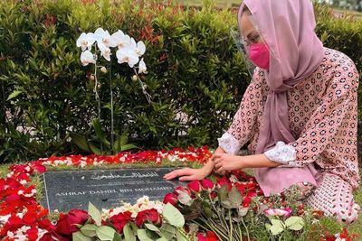 Rayakan Anniversary ke-12, BCL Ziarah ke Makam Ashraf Sinclair, Tatapan Matanya Sendu