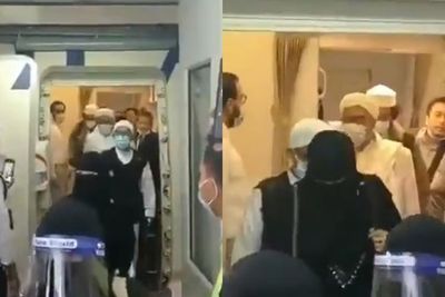 Video Habib Rizieq Shihab Turun dari Pesawat Bersama Sejumlah Perempuan Bercadar Hitam