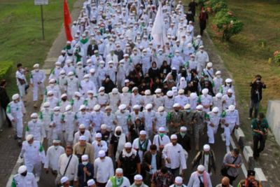Sambut Kedatangan Rizieq Shihab, Ribuan Massa di Bandara Nyanyikan Mars FPI