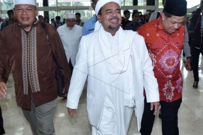 Pulang di Hari Pahlawan, Rizieq Shihab Dianggap Pahlawan oleh Pendukung, Rela Jalan Kaki