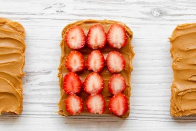 Sarapan Sehat dan Simple dengan Roti Panggang Stroberi Wijen