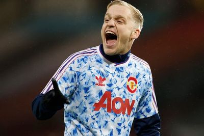 De Boer Tidak Permasalahkan Minimnya Waktu Bermain Van de Beek di MU, Malah Diminta Sabar