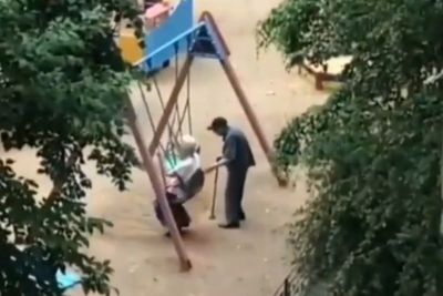 Viral Seorang Kakek Dorongi Ayunan Istrinya, Netizen: Romantis Sampai Keriput