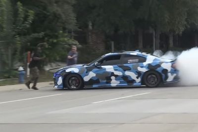 Pengendara Dodge Charger Ini Tabrak Orang Setelah Gagal Lakukan Burnout