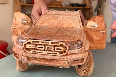 Miniatur Mobil Ford Ranger Raptor Berbahan Kayu Ini Miliki Detail Bagus!