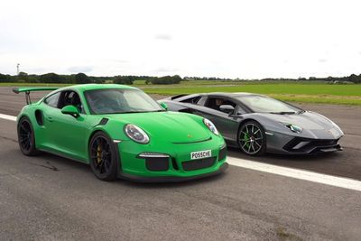 Pertarungan Drag Race Antara Mobil Porsche 911 GT3 RS dan Lamborghini Aventador S Roadster