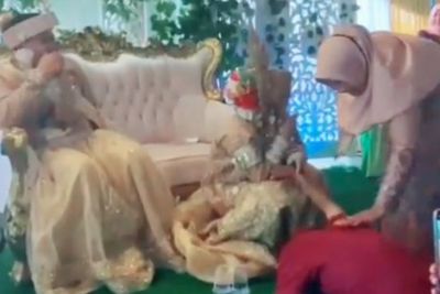 Seorang Pria Menangis di Pernikahan Mantan, Sujud di Depan Mantan Kekasih