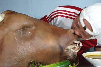 Wih! YouTuber Ini Mukbang Kepala Sapi Utuh, Netizen Salfok ke Gigi dan Air Mata Sapi