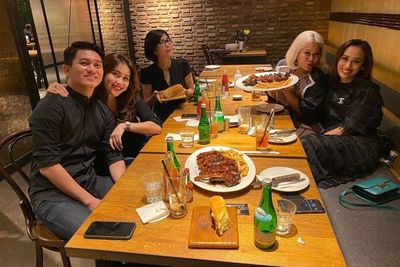 Sempat Diisukan Putus, Kini Ayu Ting Ting Unggah Foto Rangkul Adit Jayusman