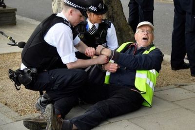 Tabrakan Mobil ke Kantor Polisi London dan Siap Nyalakan Api, Pria Inggris Ini Diamankan