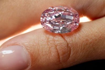 Berlian Pink Super Langka Ini Akhirnya Terjual Rp408,5 M