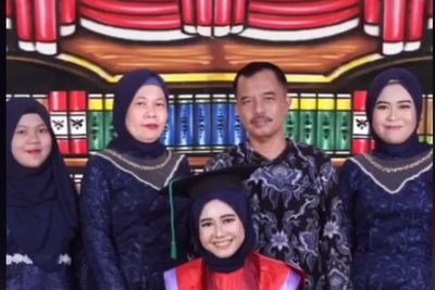 Cewek Ini Masukan Foto Almarhum Ibu ke Foto Wisudanya, Bikin Netizen Sedih