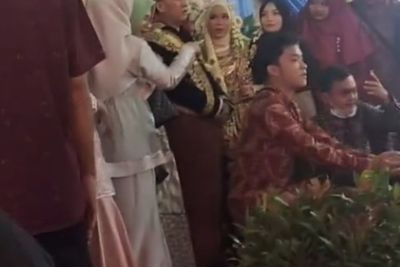 Datang ke Pernikahan Mantan, Cowok Ini Nampak Tegar, Cara Salamannya Bikin Salfok