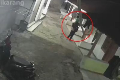 Viral Pria Berhelm Ojol Curi Celana Dalam Wanita, Sempat Dicium Sebelum Dibawa