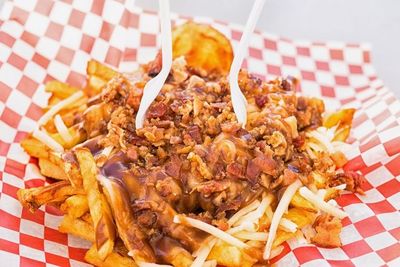 Resep Poutine, Camilan Kentang Goreng yang Disiram Saus Panas dan Keju