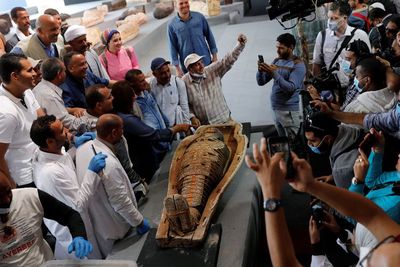 FOTO: Mesir Temukan 100 Peti Mati Berisi Mumi dan Patung Emas yang Terkubur 2.500 Tahun