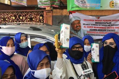 Souvenir Resepsi Nikah Putri Habib Rizieq Face Shield hingga Masker