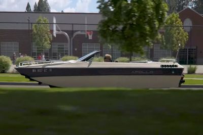 Perahu yang Melaju di Jalan Ini Sebenarnya Adalah Mobil Chrysler LeBaron!