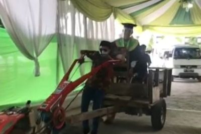 Mahasiswa Ini Naik Traktor Sawah Usai Wisuda, Netizen: Definisi Abis Wisuda Langsung Kerja