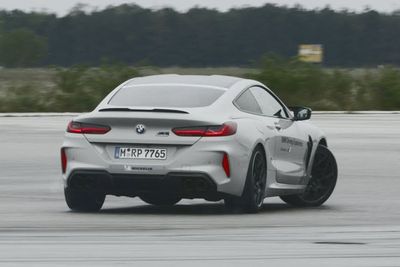 BMW Perlihatkan Bagaimana Cara Melakukan Drift untuk Mobil AWD dan RWD