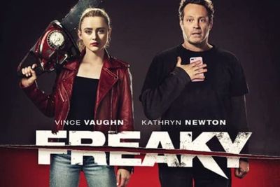 Sinopsis Freaky (2020) - Saat Seorang Gadis Bertukar Tubuh dengan Pembunuh Berantai