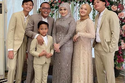 Unggah Foto Keluarga Pertama Bareng Anak dan Istri Baru, Sule: Ayah Sayang Kalian
