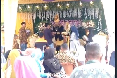 Pria Datang ke Nikahan Mantan, Peluk Erat Mantannya, Reaksi Pengantin Pria Jadi Sorotan