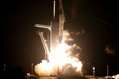 SpaceX Sukses Luncurkan 4 Orang ke Luar Angkasa dengan Roket Falcon 9!
