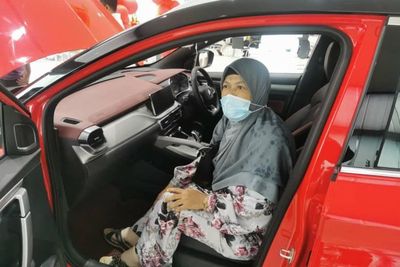 Orangtua Selalu Berhemat demi Besarkan Anak, Kini Dibalas Anak, Belikan Mobil Baru Mahal