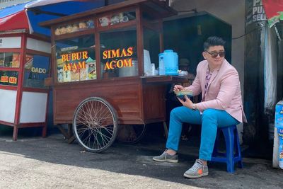 Chef Arnold Makan Bubur Ayam di Pinggir Jalan, Outfitnya Bikin Netizen Salfok