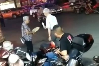 Aksi Romantis Seorang Kakek Belikan Istrinya Es Krim, Bikin Netizen Iri