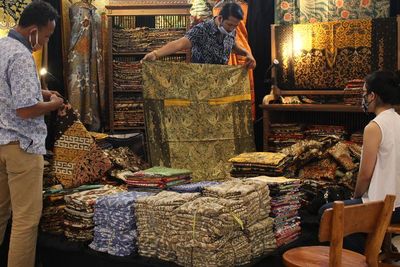 17 Ide Nama Usaha Toko Batik yang Berwibawa dan Estetik