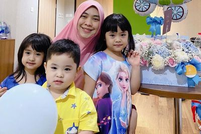 Posting Foto Bareng Anak di Rumah Sakit, Mata Sembab Oki Setiana Dewi Jadi Sorotan