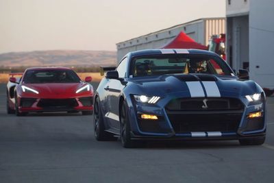 Melihat Pertandingan Antara Mobil Mustang Shelby GT500 dan Corvette C8