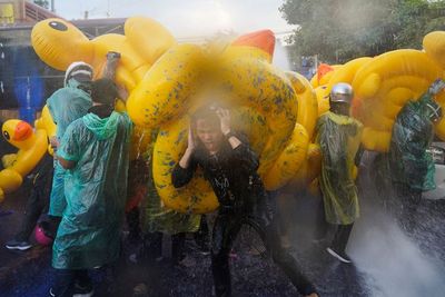Demo di Thailand Kembali Pecah, Pendemo Gunakan Pelampung Bebek Lawan Water Canon 