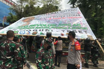 Lagi, TNI-Polri Turunkan Baliho Ucapan Revolusi HRS