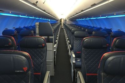 Pandemi Covid-19, Delta Airlines akan Tetap Blokir Kursi Tengah Pesawat Hingga Maret 2021