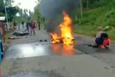Aksi Heroik Ibu-ibu Selamatkan Anaknya dari Motornya yang Terbakar, yang Lain Cuma Nonton