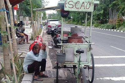 Kisah Mbah Gunadi yang Es Cincaunya Tak Laku Sejak Sekolah Diliburkan, Cuma Bisa Termenung