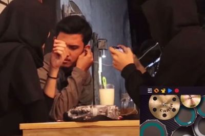 Pasangan Ini Hampir Bertengkar Gegara Musik, Ceweknya Pengen Goyang, Cowoknya Malah Kesal