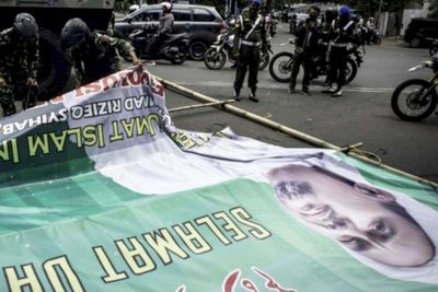 Baliho HRS Dicopot TNI, FPI ke Pangdam Jaya: Mending Bantu Negara Urus OPM!
