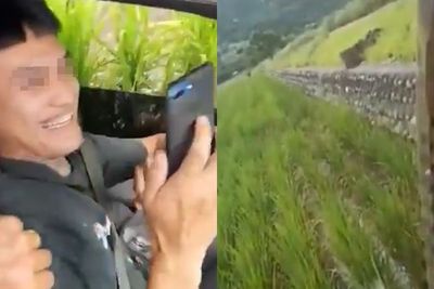 Mobilnya Terguling, Pria Ini Malah Asyik Bikin Video Sambil Ketawa-ketawa