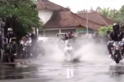 Emak-emak Ini Siram Air ke Klub Motor yang Berkendara di Trotoar, Didukung Netizen