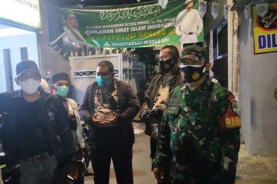 TNI-Polri hingga Satpol PP Datangi Kediaman Rizieq Shihab untuk Tes Swab, Tapi Ditolak