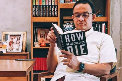 Anies Unggah Foto Baca Buku How Democracies Die , Netizen Heboh dengan Judulnya