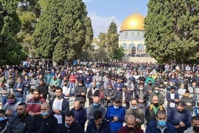 Israel Larang Salat Jumat di Mesjid Al Aqsa, Warga Palestina Terpaksa Salat di Jalan