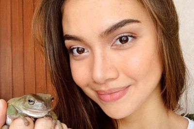 Angela Gilsha Unggah Foto Bareng Kodok Kesayangannya, Netizen Malah Geli Sendiri