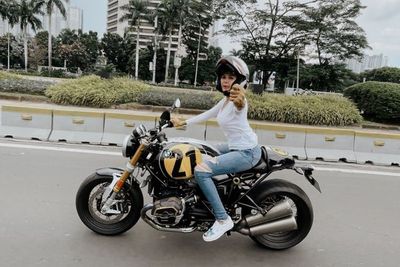 Naik Motor Gede, Nikita Mirzani OTW Petamburan untuk Copot Baliho, Sindir Rizieq?