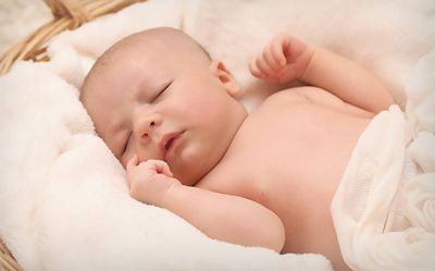 Ritual Berbahaya Melemparkan Bayi dari Atas Ketinggian di India
