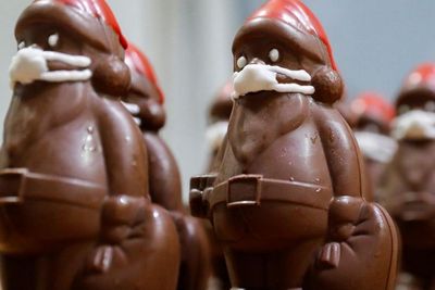 Sambut Natal, Toko Ini Jual Cokelat Sinterklas Pakai Masker